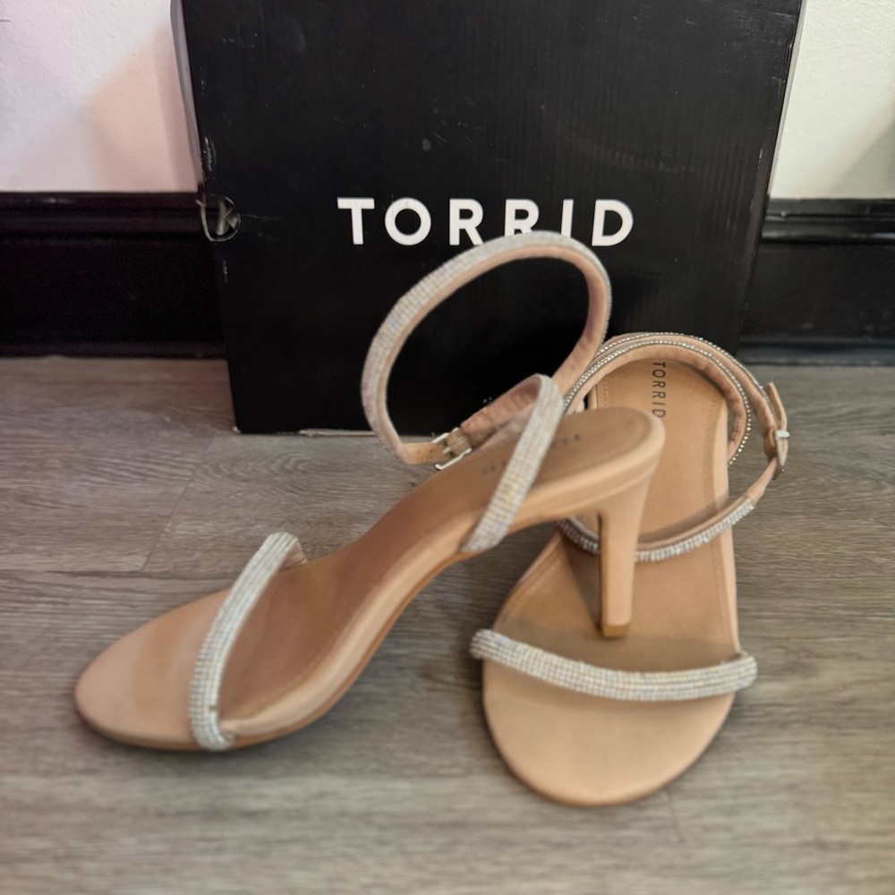 ✅ Torrid 8W short heel open toe bling sandals - Picture 2 of 8